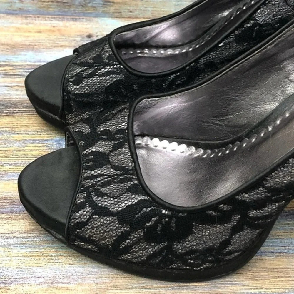 RAMPAGE Black & Silver Lacy Peep-Toe Women's Shoes GUC SZ:8 Super Comfy 3” heel